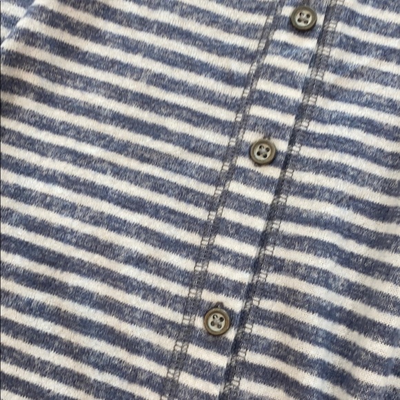 Abercrombie long sleeve - Picture 3 of 4